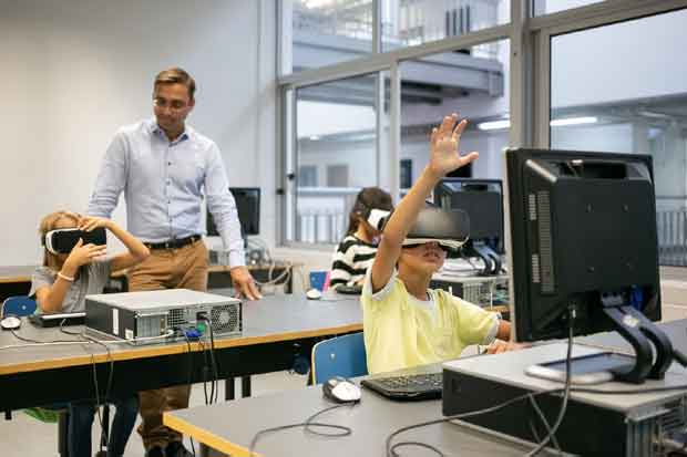 https://www.freepik.com/free-photo/group-multiethnic-kids-wearing-vr-headsets-teacher-watching-them_13996172.htm