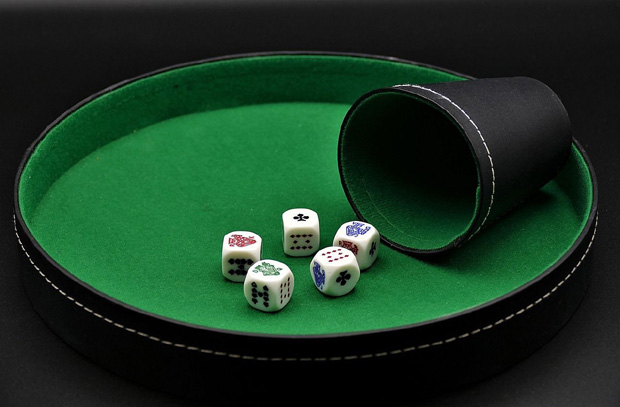 https://pixabay.com/de/photos/poker-w%C3%BCrfelpoker-gl%C3%BCcksspiel-3891473/